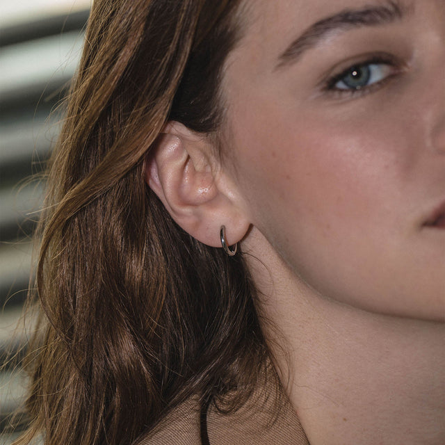 PURELEI Spirit Ohrringe, kleine glänzende Silber-Creolen aus nickelfreiem Edelstahl, elegant und zeitlos.