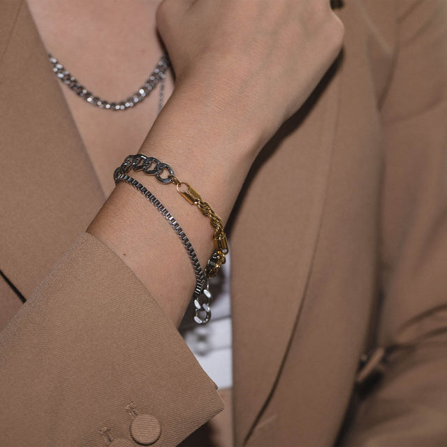 PURELEI Solidarity Armband aus gold- und silberfarbenem Edelstahl, zeitlos elegant am Handgelenk getragen