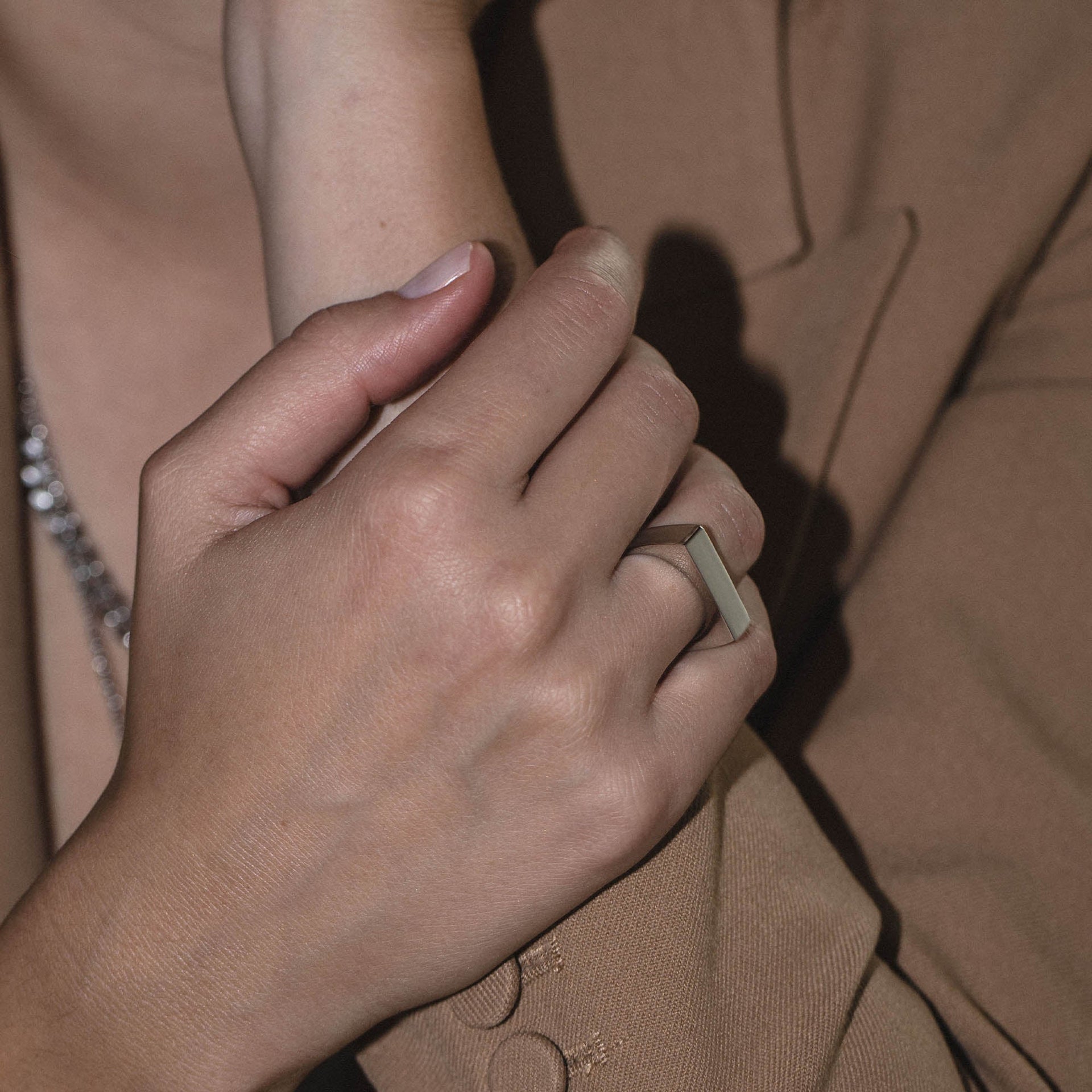 Square Ring aus nickelfreiem Silber mit kantigem Design, elegant getragen, PURELEI inspiriert von Insel-Ästhetik.