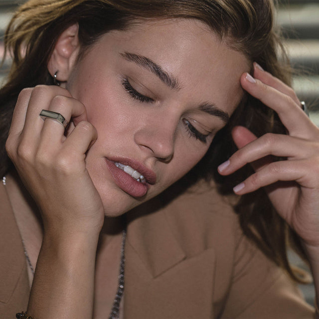 Edgy PURELEI Square Ring aus 18K vergoldetem Edelstahl, schlicht und markant, getragen für urbanen Island-Spirit.