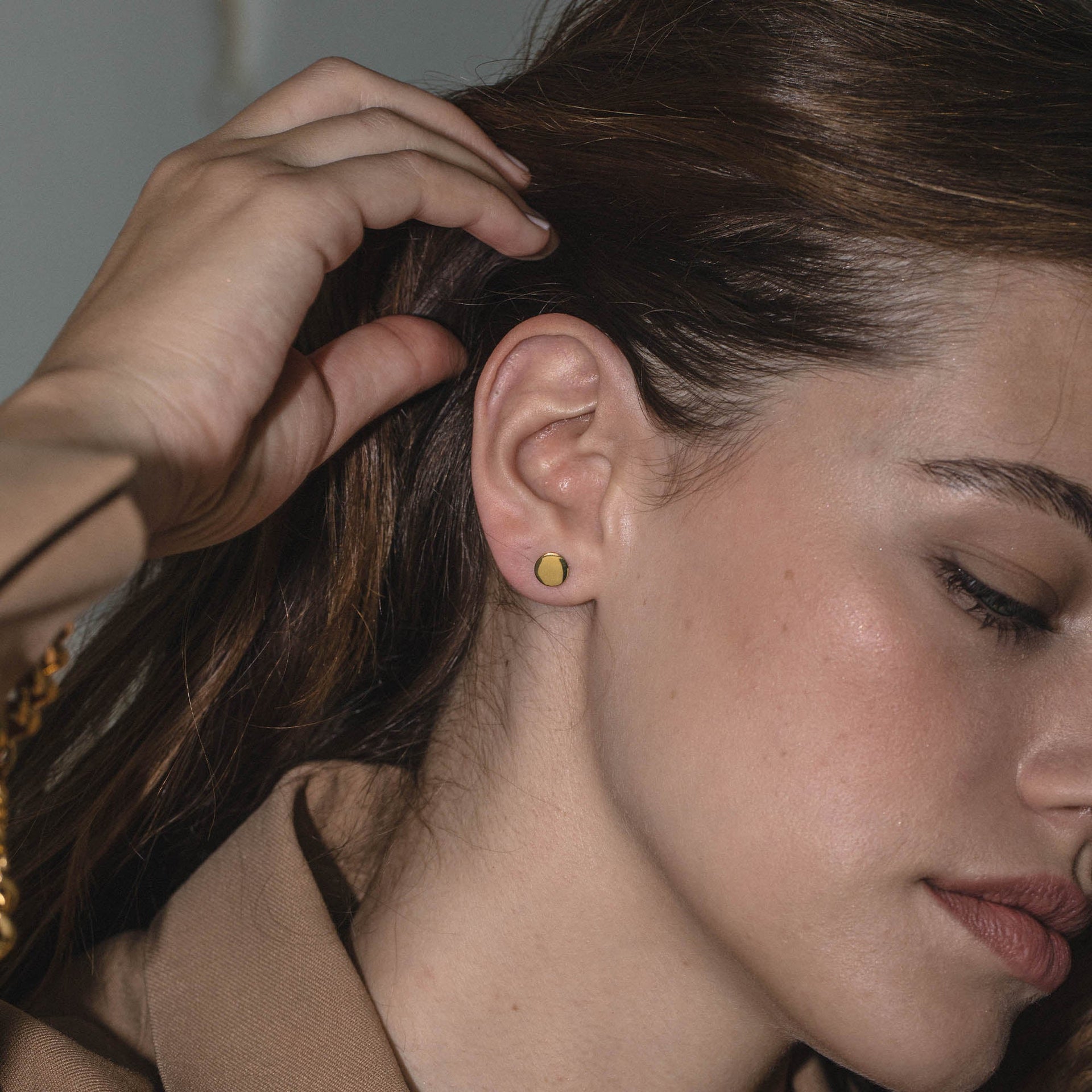 Coin Ohrringe von PURELEI, goldene, runde Edelstahl-Ohrstecker mit matter Oberfläche, elegant und zeitlos.