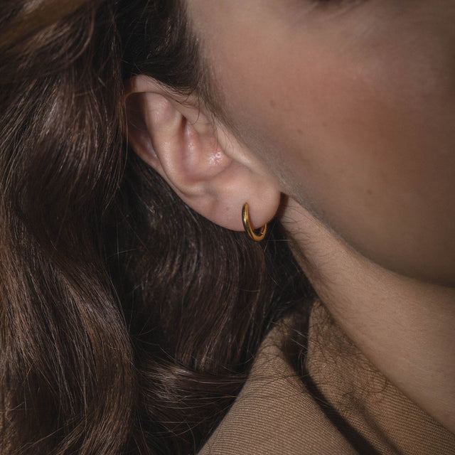 Spirit Ohrringe, kleine 18K vergoldete Creolen, minimalistisch getragen, PURELEI, elegant und zeitlos feminin.