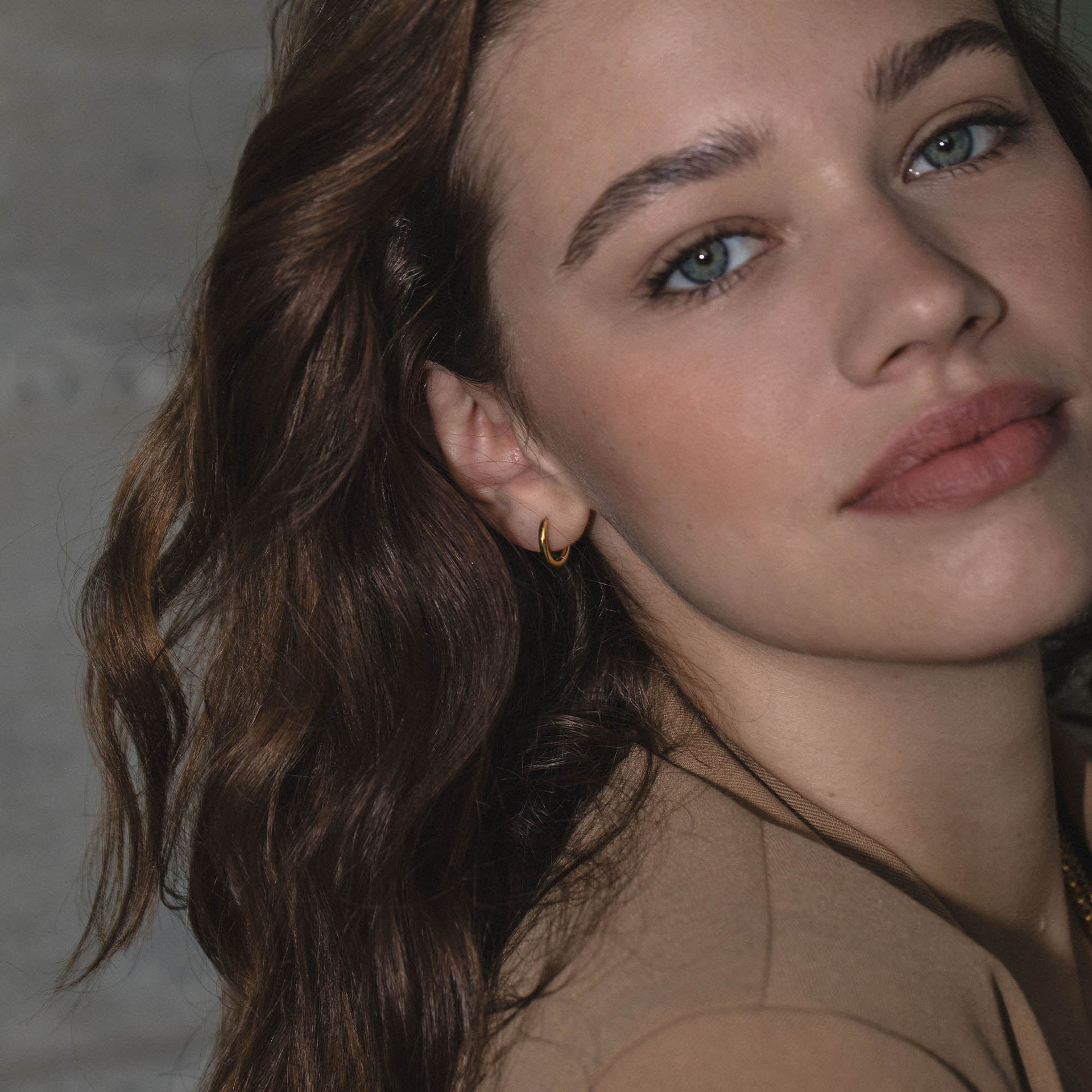 PURELEI Spirit Ohrringe, kleine goldene Creolen aus vergoldetem Edelstahl, elegant und zeitlos am Ohr getragen.