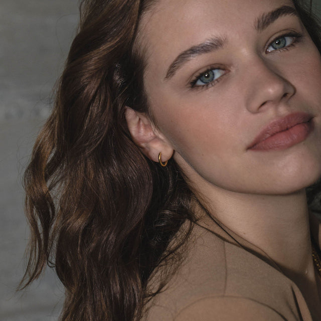 PURELEI Spirit Ohrringe, kleine goldene Creolen aus vergoldetem Edelstahl, elegant und zeitlos am Ohr getragen.