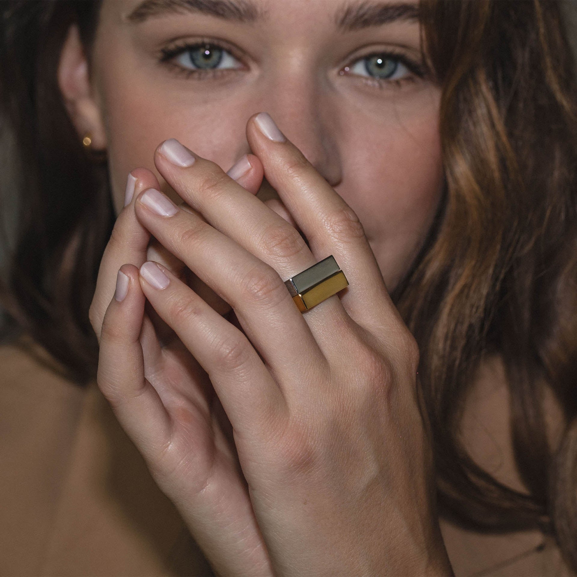 Square Ring von PURELEI aus 18K vergoldetem Edelstahl als markanter, minimalistischer Statement-Ring getragen.