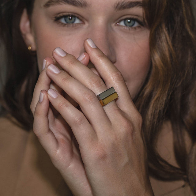 Square Ring von PURELEI aus 18K vergoldetem Edelstahl als markanter, minimalistischer Statement-Ring getragen.