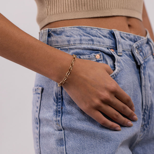 Fashion Show Armband von PURELEI, vergoldet, grobe Glieder, elegant am Handgelenk getragen, zeitlos und feminin.