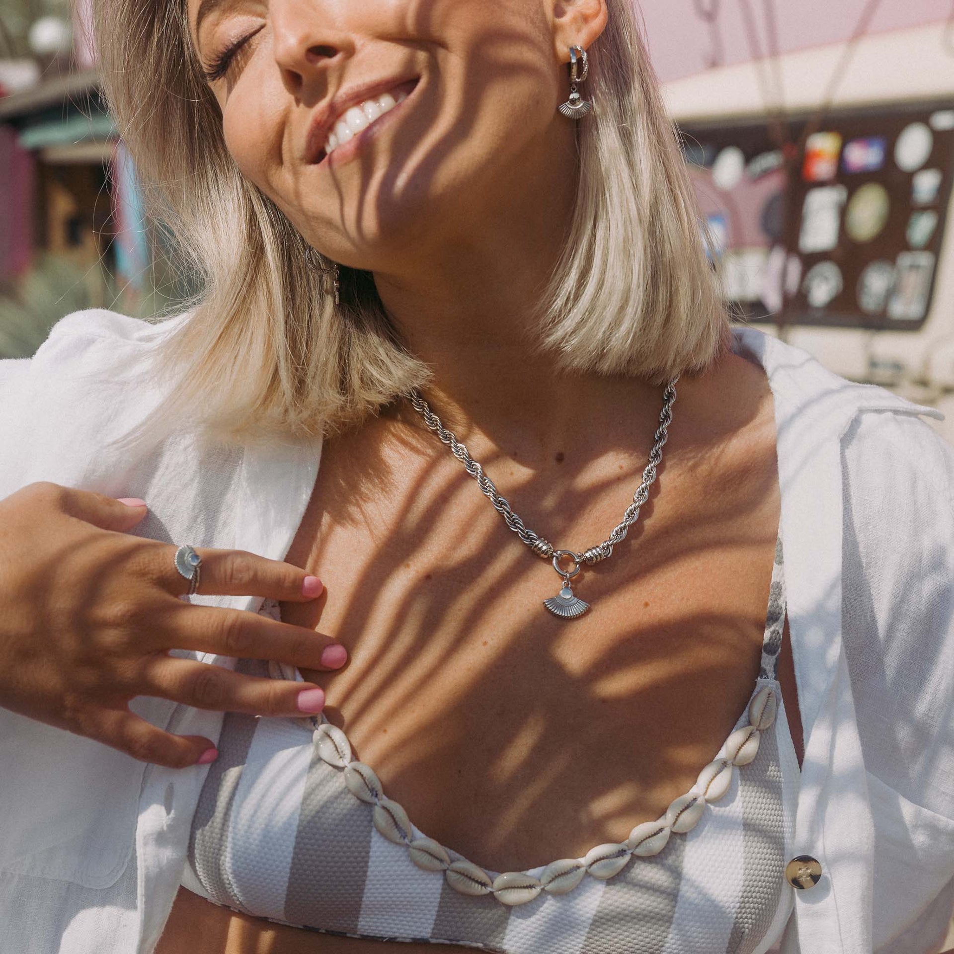 Silberne Kette und Ohrringe mit Muschel-Design, PURELEI, in sonniger Stimmung.