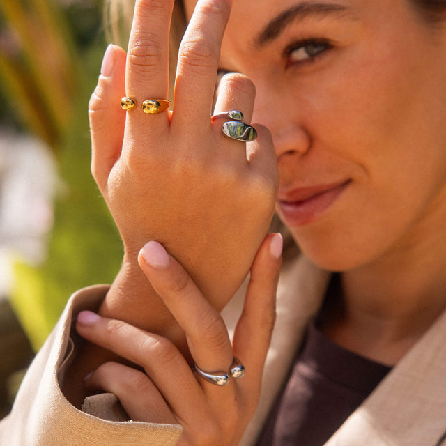 Drei Ringe aus Roségold und Silber, elegant getragen, inspiriert von PURELEI.