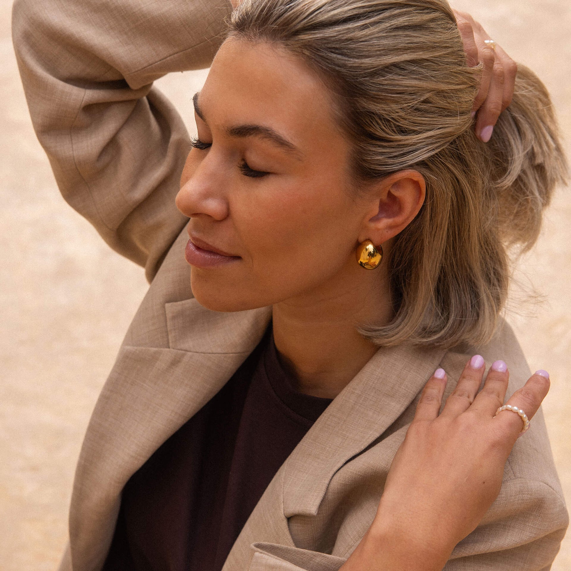 Roségoldene Creolen und zartes Ring-Design von PURELEI, elegant und feminin.