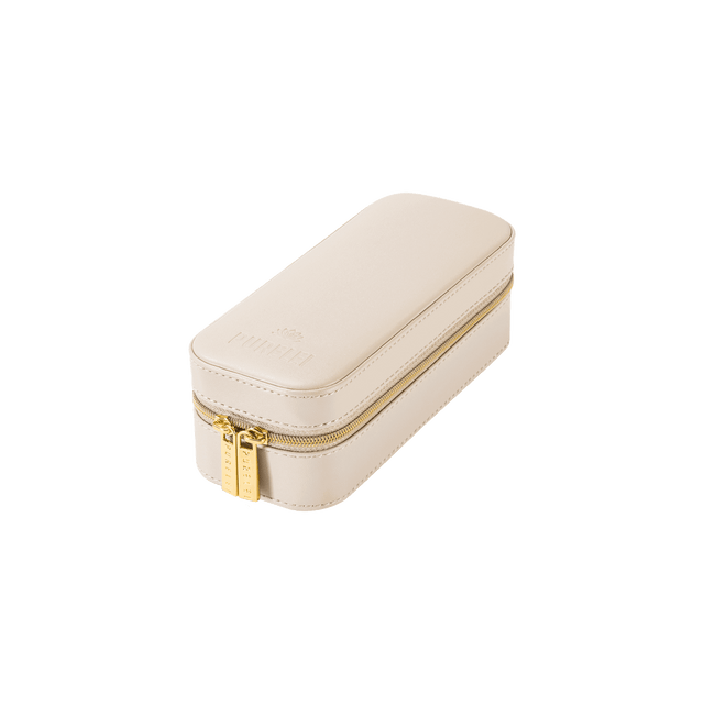 Elegante, cremefarbene Schmuckbox mit goldenen Reißverschlüssen von PURELEI.