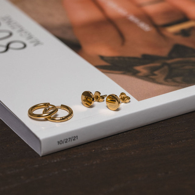 Spirit Ohrringe von PURELEI, kleine 18K vergoldete Edelstahl-Creolen, elegant und zeitlos, warmes Licht spiegelt sich.