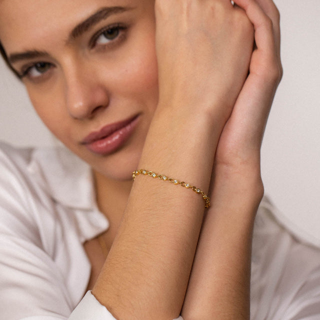 Roségoldenes Armband mit funkelnden Details, getragen mit eleganter Ausstrahlung – PURELEI.