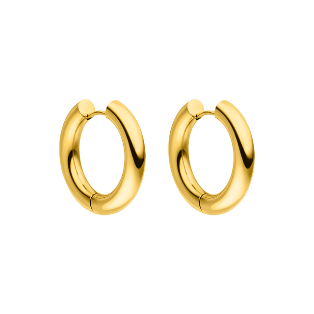 Goldene Creolen von PURELEI mit elegantem, geschwungenem Design, strahlen zeitlose Eleganz aus.