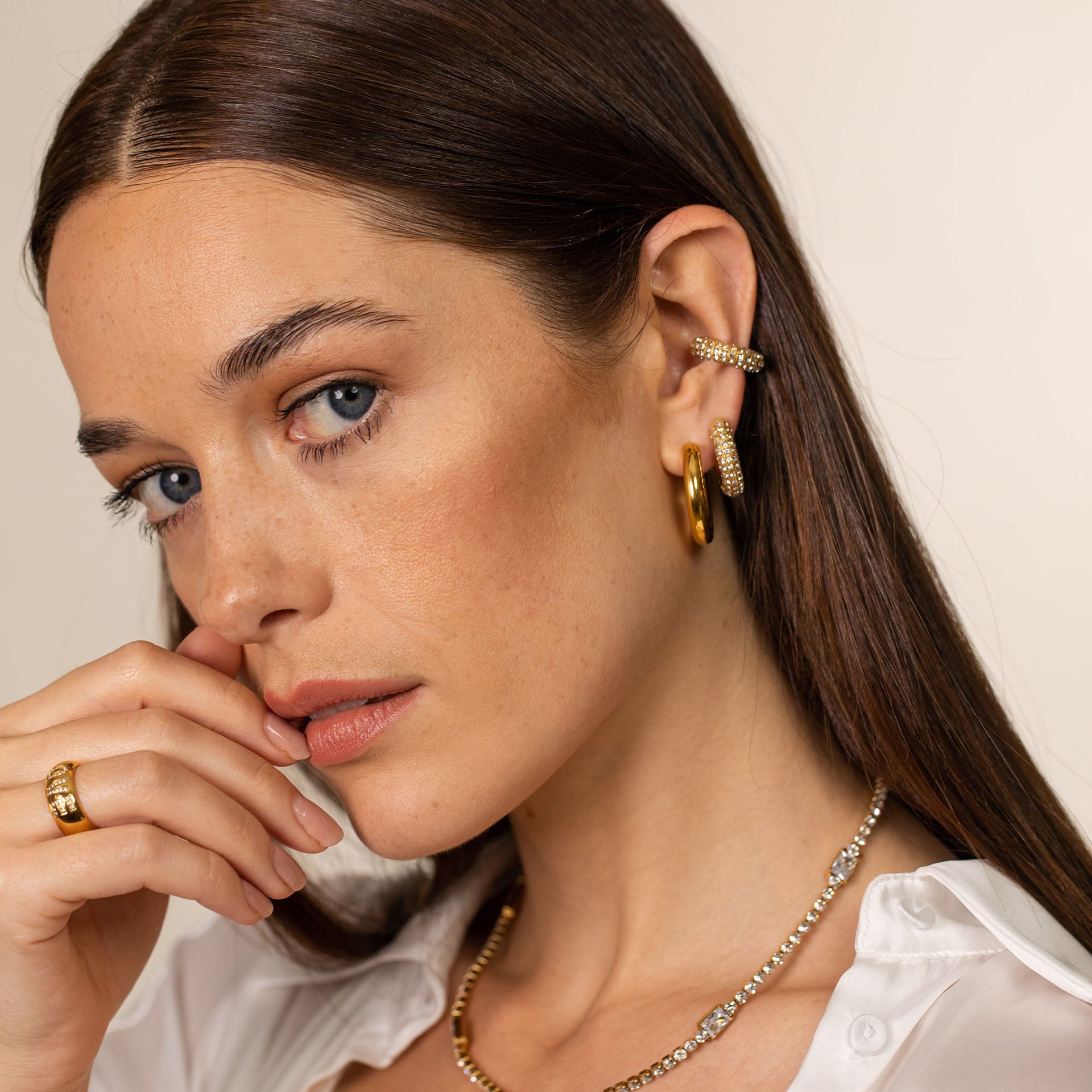 Roségoldene Creolen und Ring von PURELEI, elegant und feminin, in sanfter Lichtstimmung.