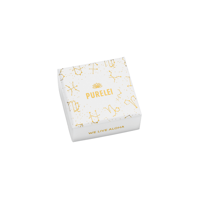 PURELEI Löwe Zodiac Charm in 18K Gold, edel verpackt mit Sternzeichen-Motiven, feminin und elegant gestaltet.