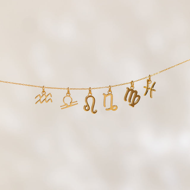 PURELEI Löwe Zodiac Charm aus 18K Gold vergoldetem Edelstahl, filigran und elegant, symbolträchtig und nickelfrei.
