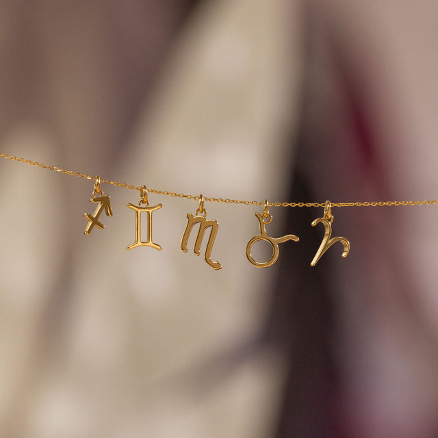 Skorpion Zodiac Charm aus 18K vergoldetem Edelstahl, elegant an feiner Kette, PURELEI, feminin und zeitlos.