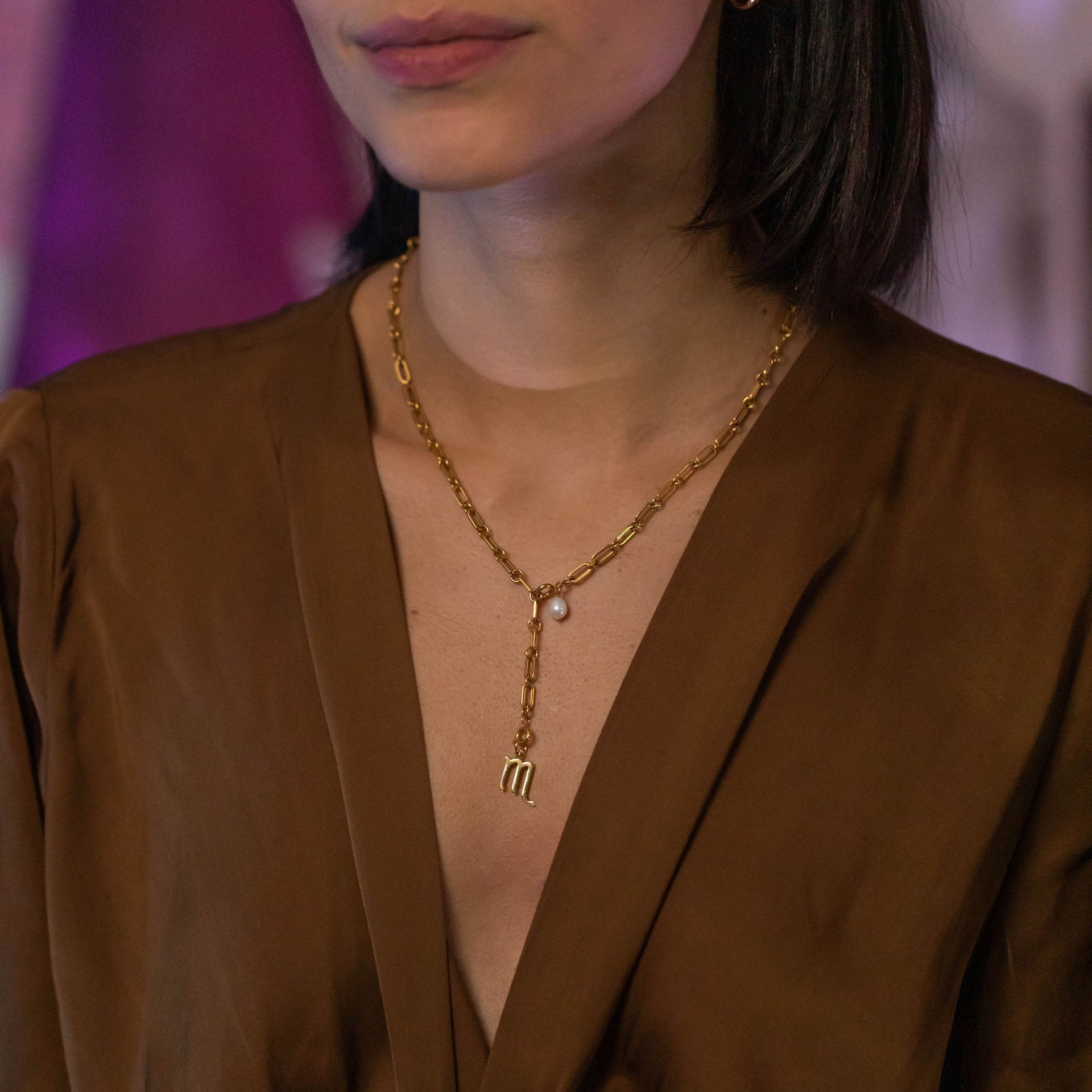 Skorpion Zodiac Charm aus 18K Gold Edelstahl, filigran, nickelfrei, elegant getragen zu warmem Brauntop von PURELEI