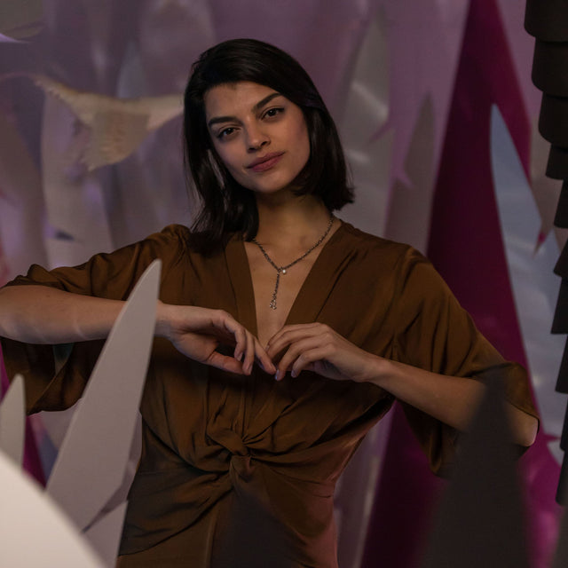 Löwe Zodiac Charm aus 18K Gold an zarter Kette, warme Lichtstimmung, PURELEI Schmuck mit femininer Eleganz.