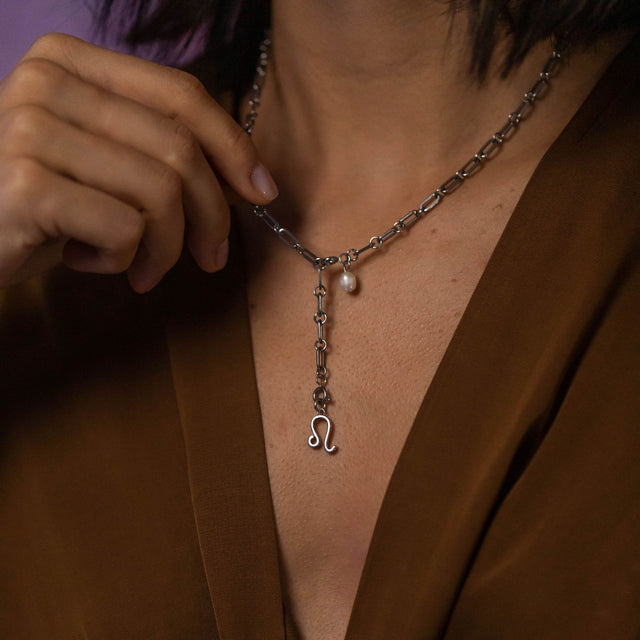 PURELEI Löwe Zodiac Charm aus nickelfreiem Silber mit zartem Symbol, elegant am Dekolleté getragen