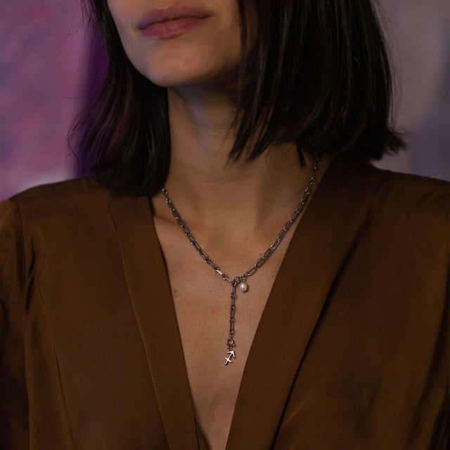 PURELEI Schütze Zodiac Charm aus nickelfreiem Silber mit filigranem Sternzeichen-Anhänger am Dekolleté