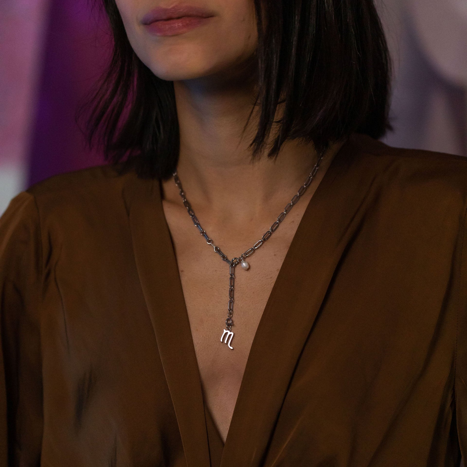 PURELEI Skorpion Zodiac Charm aus nickelfreiem Silber an zarter Kette, elegant und feminin getragen am Dekolleté