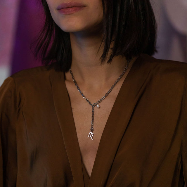 PURELEI Skorpion Zodiac Charm aus nickelfreiem Silber an zarter Kette, elegant und feminin getragen am Dekolleté