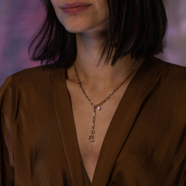 PURELEI Steinbock Zodiac Charm in Roségold, zart am Hals getragen, elegante island-inspirierte Harmonie.