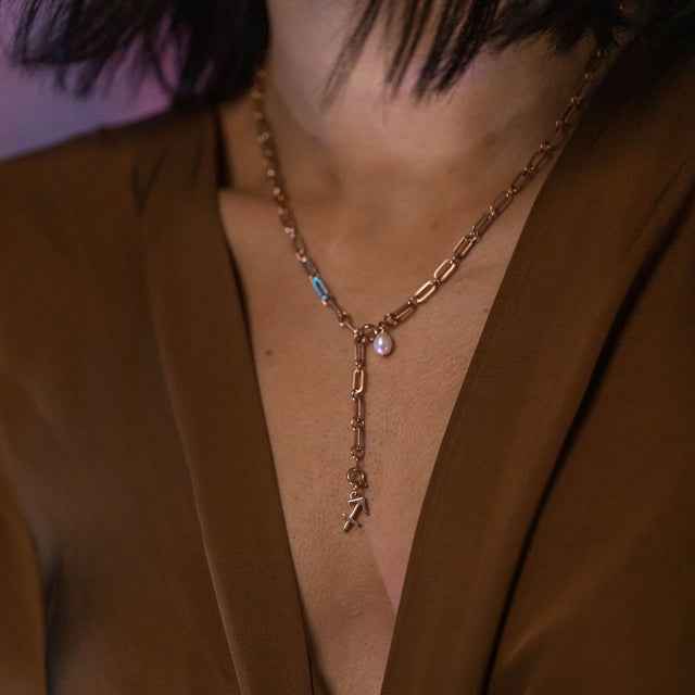 PURELEI Schütze Zodiac Charm in Roségold mit Perle an Kette, nickelfrei, elegant und feminin getragen am Hals