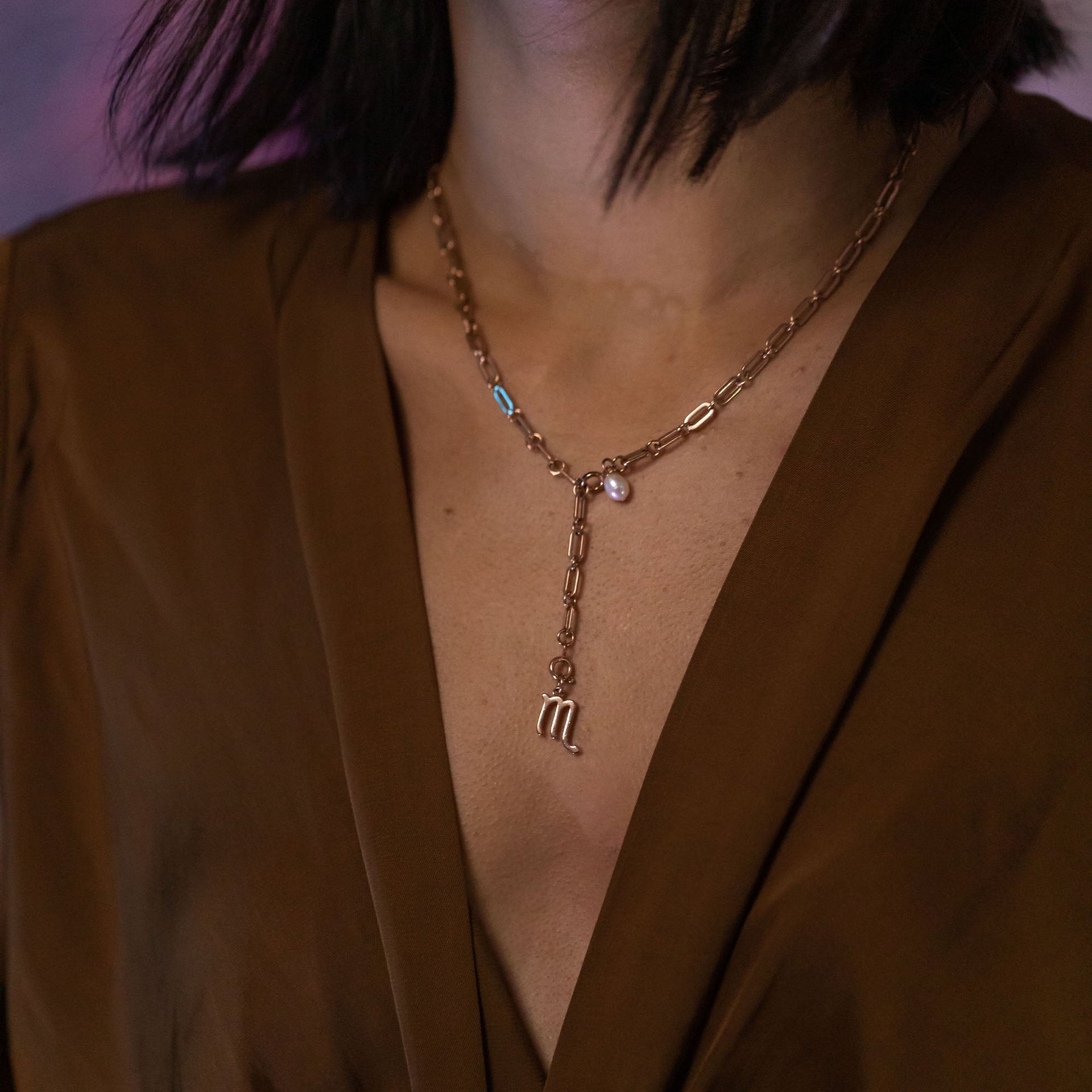 Roségoldener Skorpion Zodiac Charm an feiner Kette, nickelfrei, PURELEI, elegant und feminin getragen am Hals.