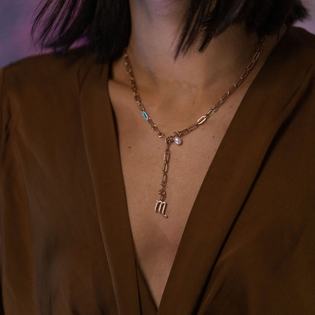 Roségoldener Skorpion Zodiac Charm an feiner Kette, nickelfrei, PURELEI, elegant und feminin getragen am Hals.