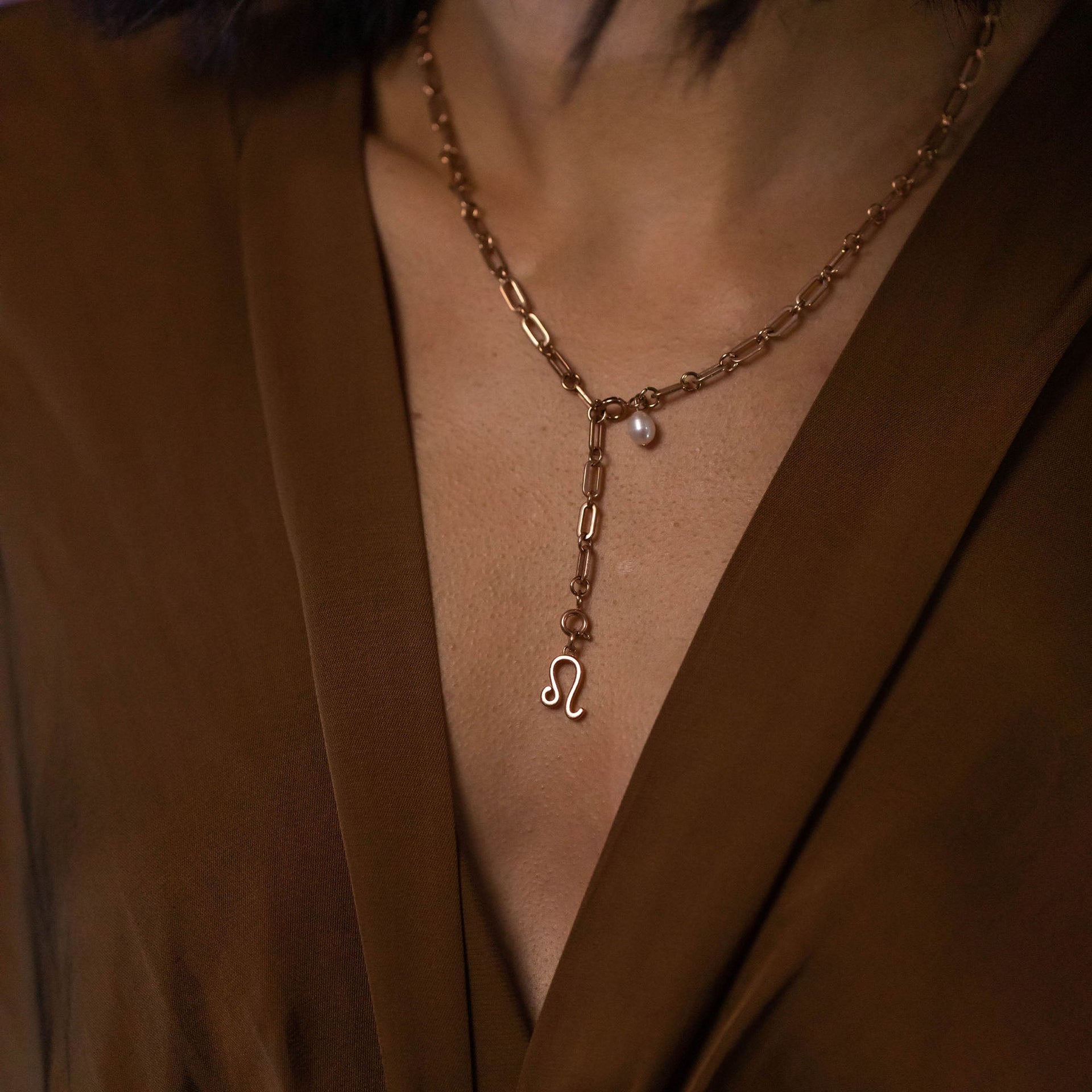 Löwe Zodiac Charm in 18K Roségold mit feiner Perle, getragen am Hals, elegant und feminin von PURELEI.