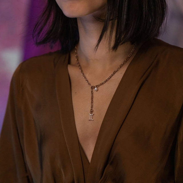 PURELEI Zwilling Zodiac Charm in Roségold, filigrane Sternzeichenkette, elegant und femininer Island-Spirit.