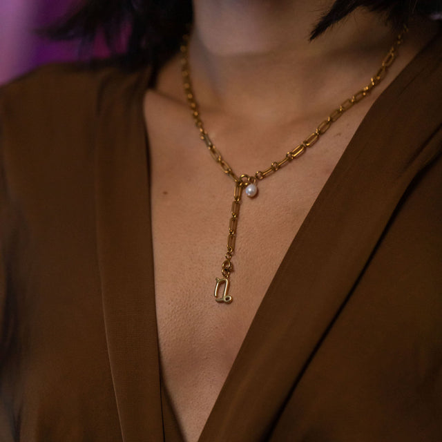 PURELEI Steinbock Zodiac Charm aus 18K Gold vergoldetem Edelstahl, elegant, femininer Island-Spirit am Dekolleté