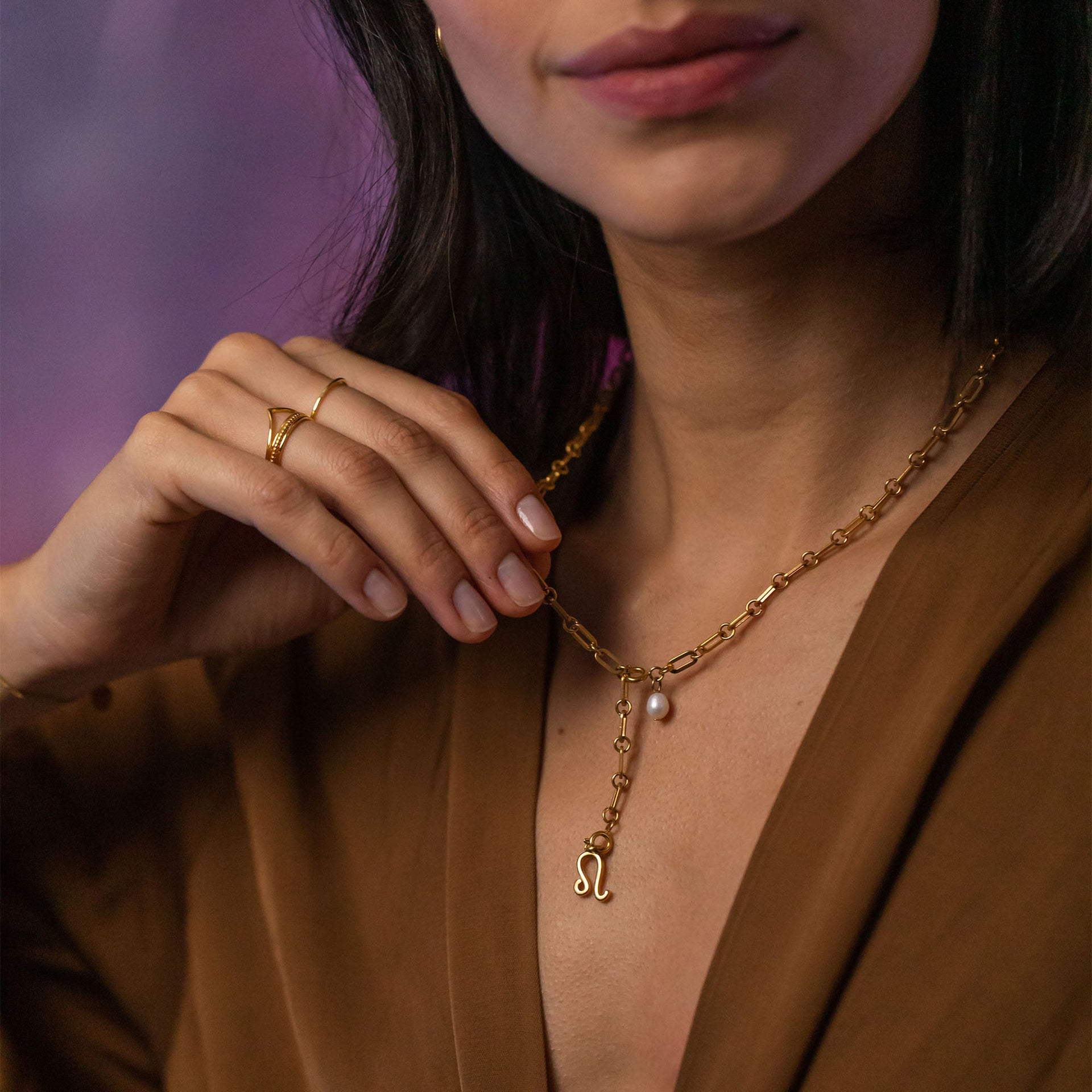 Löwe Zodiac Charm von PURELEI in 18K Gold mit zartem Sternzeichen-Anhänger und Perle, elegant am Hals getragen.