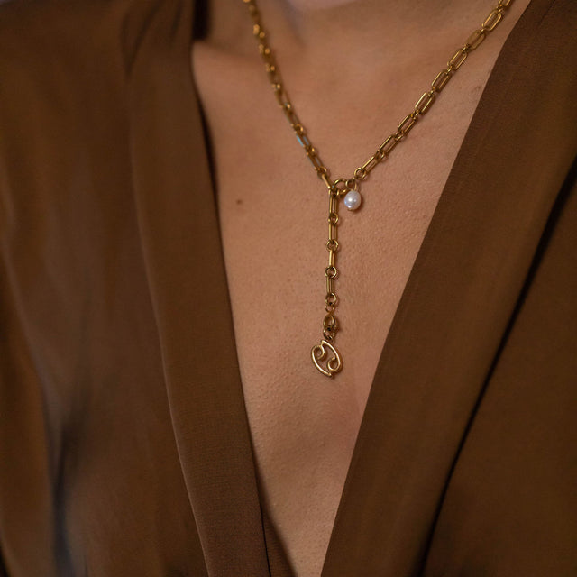 Krebs Zodiac Charm in 18K Gold gehüllt an feiner Kette, elegant und femininer PURELEI Schmuck mit zeitloser Ästhetik.