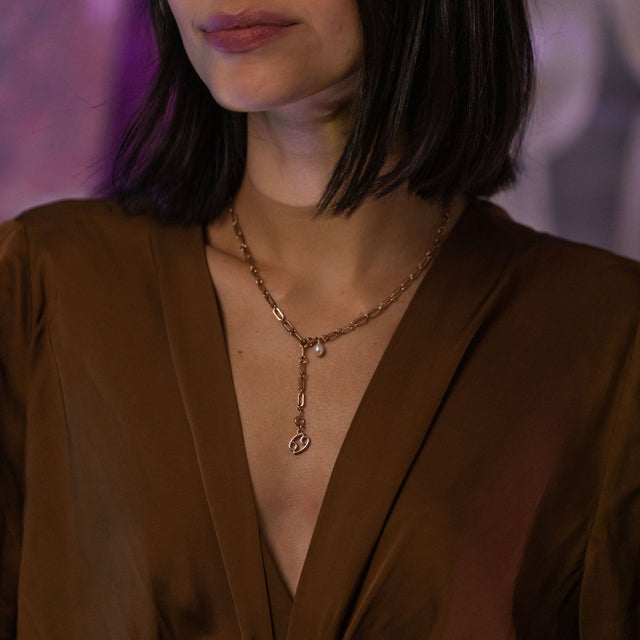 Roségoldener Krebs Zodiac Charm an feiner Kette getragen, elegant und feminin, PURELEI Schmuckstück.