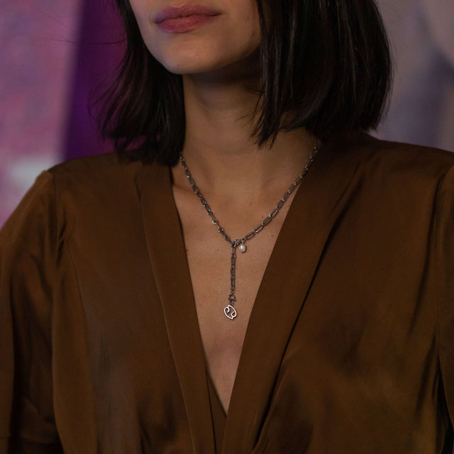 Krebs Zodiac Charm in silberner Edelstahlkette, fein und elegant getragen, PURELEI-Design mit sanfter, zeitloser Ästhetik